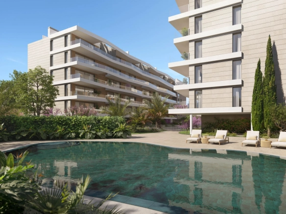 Vista exterior de la fachada moderna del complejo Breeze en Ibiza